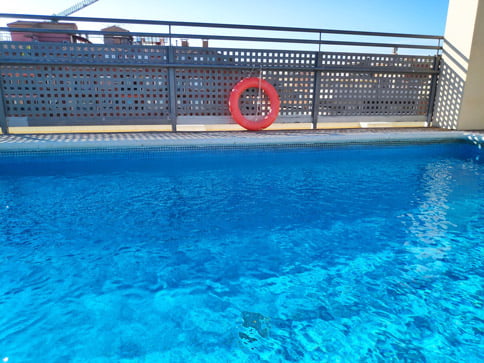 mantenimiento agua azul piscina